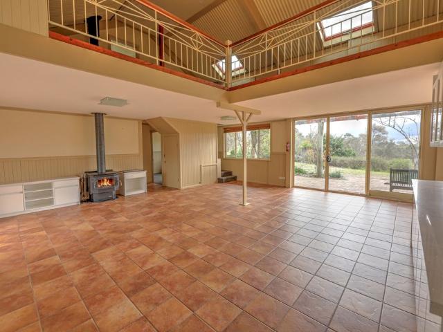RURAL RENTAL SPACIOUS HOME WITH STUNNING VIEWS