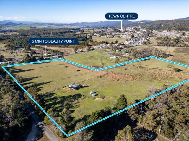 Rural Retreat with Acreage, Horse Facilities & Country Charm