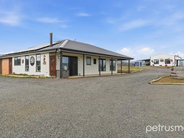 Rural Space, Versatile Living & Room to Roam!