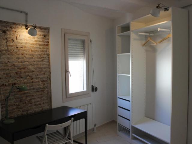 Rustic, 3 bedrooms, full equipped apartment next to Universitat