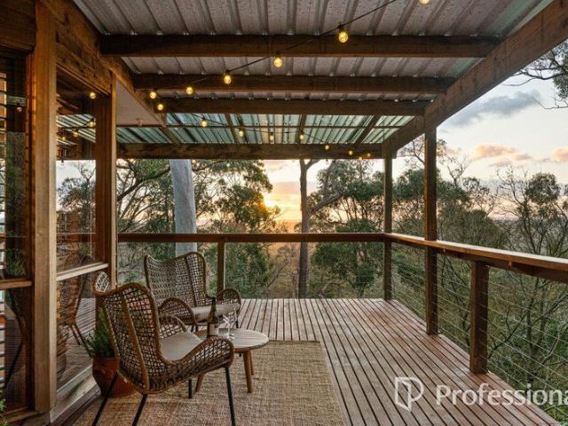 RUSTIC CHARM MEETS AMAZING VIEWS ON 1,752M² IN THE FOOTHILLS OF THE DANDENONGS