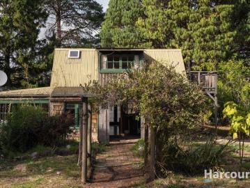 Rustic Retreat on 8.41ha Character, Privacy & Country Charm