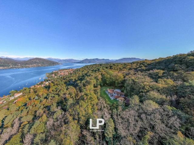 Villa in vendita a Angera VA