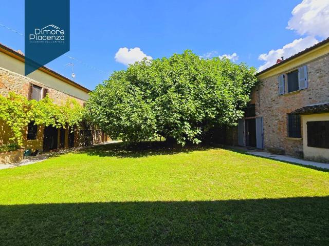Villa in vendita a Gazzola PC