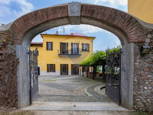 Villa in vendita a Pombia NO