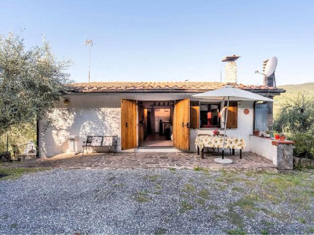 Rustico con ampio terreno e vista panoramica in vendita a Pe. 130m² Pescia