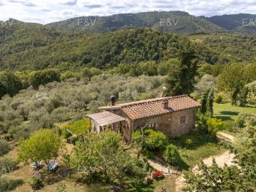 Rustico in pietra con vista panoramica tra le colline del Ch. 150m² Montegonzi
