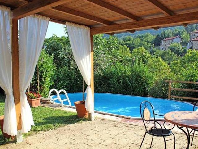 Rustico in stile Toscano con ampio terreno piscina laghetto. 230m² Piteglio
