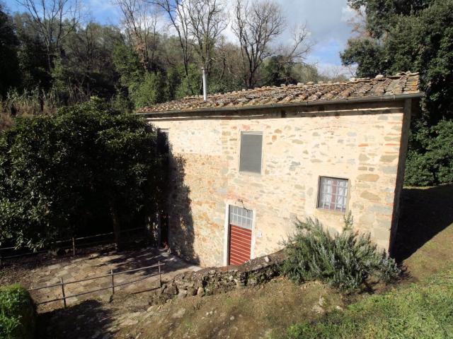 Rustico in stile Toscano con terreno in vendita a Lamporecch. 100m² Lamporecchio