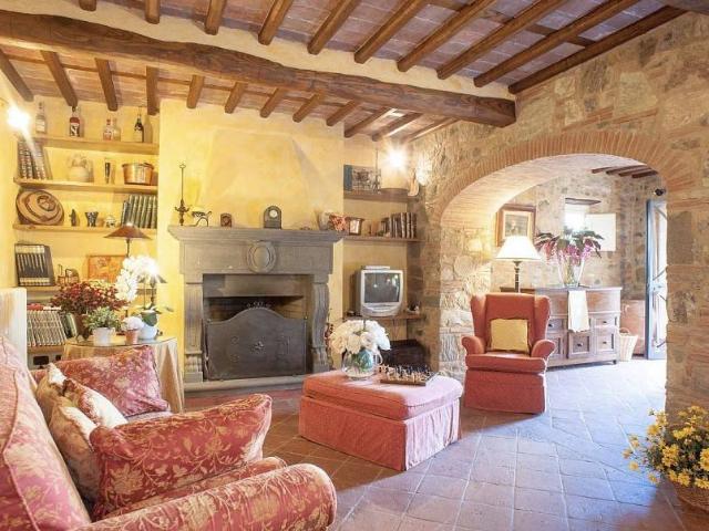 RUSTICO INDIPENDENTE CON GIARDINO IN COLLINA