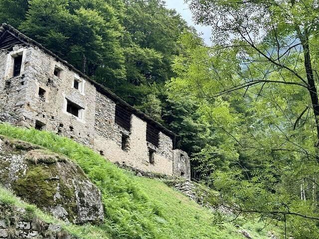 Rustico zum Ausbauen an sehr ruhiger, sonniger Aussichtslage / Rustico zu renovieren sehr ruhig und sonnig gelegen