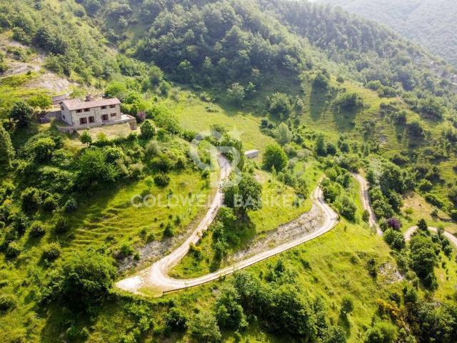Rustico/Casale/Corte in vendita a Perugia 460m² Semonte