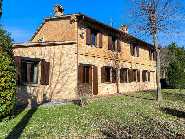 Rustico/Casale/Corte in vendita a Urbino 590m² Urbino