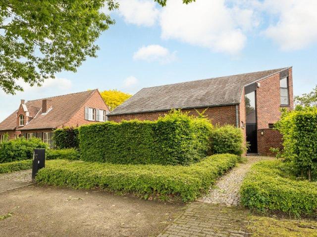 Rustig gelegen vrijstaande woning met 4 slaapkamers en tuin