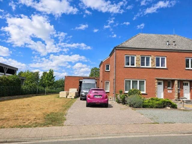Rustig gelegen woning met 3 kamers en zeer grote garage!