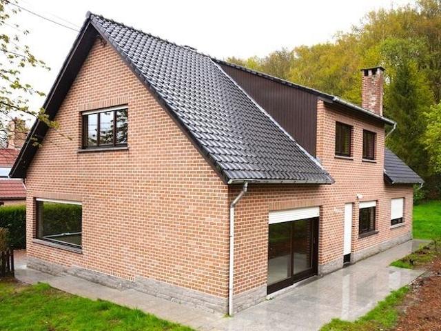 Rustig gelegen woning met 4 slaapkamers, bureau of extra.