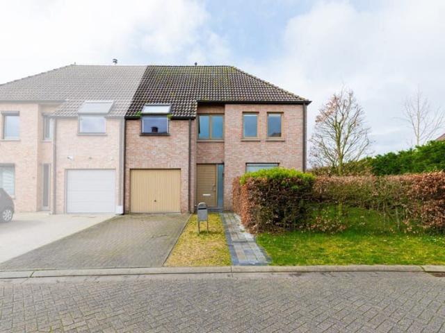 Rustig gelegen woning te huur met 4 slaapkamers in Zele