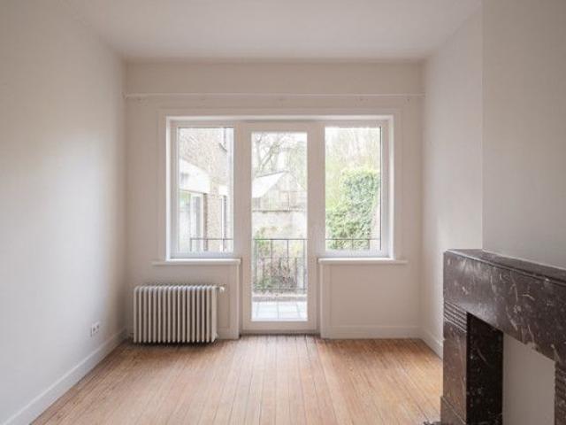 Rustig gelegen aan het water, deze totaal gerenoveerde woning aan de Coupure links te Gent