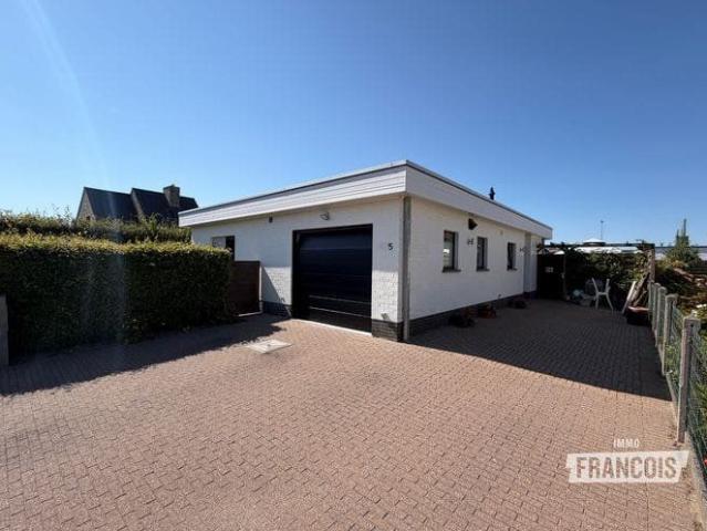 Rustig gelegen bungalow met 2 slaapkamers te Zedelgem