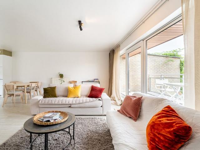 Rustig gelegen, gemeubelde bel etage woning met garage