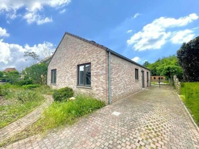 RUSTIG GELEGEN GELIJKVLOERSWONING MET 2 SLAAPKAMERS EN TUIN
