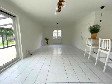 RUSTIG GELEGEN GELIJKVLOERSWONING MET 2 SLAAPKAMERS EN TUIN