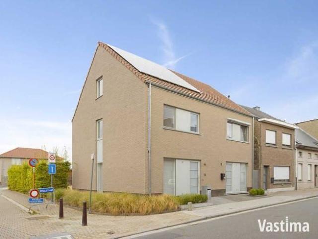 Rustig gelegen gezinswoning met 3 slaapkamers en carport