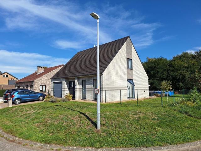 Rustig gelegen open bebouwing, 3 slaapkamers en grote tuin!