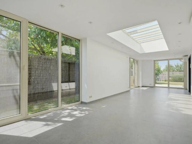 Rustig gelegen open bebouwing type bungalow / gelijkvloerswoning met 3 slaapkamers en prachtige tuin te Diksmuide