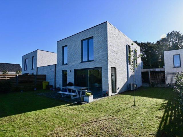 Rustig gelegen recente woning met 3 slaapkamers !
