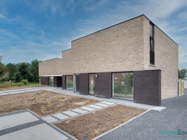 Rustig doch centraal gelegen nieuwbouwwoning met alle com.