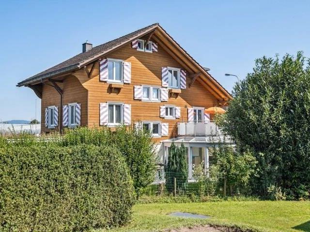 RUSTIKALES EINFAMILIENHAUS ODER GROSSES POTENTIAL ALS BAULAND