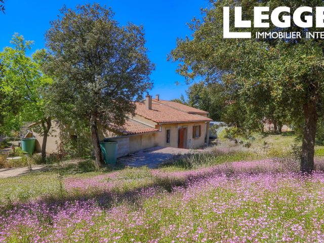 RUSTREL, LUBERON Spacieuse maison de plain pied, 4 chambres, avec grand terrain au calme
