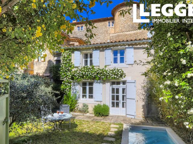 RUSTREL, LUBERON Un bijou! Maison de caractère, rénovée, avec jardin et piscine. Au centre du vieux village