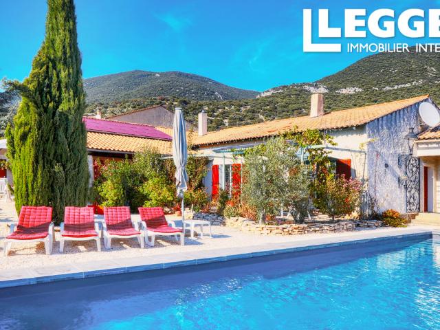 RUSTREL, PROVENCE Jolie maison familiale avec piscine chauffée, gîte, terrain constructible et jolies vues