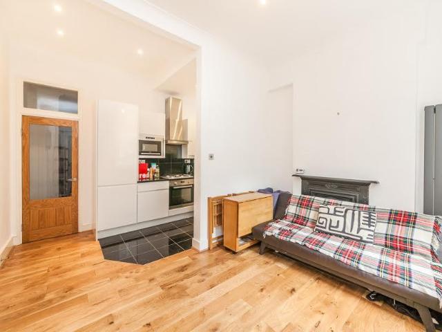 Rushcroft Road, London SW2 2 bed flat to rent £2,250 pcm £519 pw