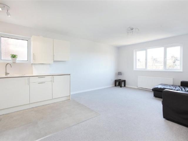 Rusham Road, Battersea, London, SW12 1 bed flat to rent £2,250 pcm £519 pw