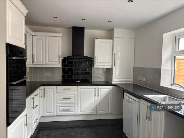 Rushdon Close, Grays, RM17 3 bed terraced house to rent £1,950 pcm £450 pw