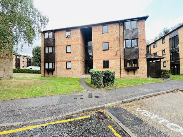 Rushdon Close, Romford. 1 bed apartment to rent £1,150 pcm £265 pw