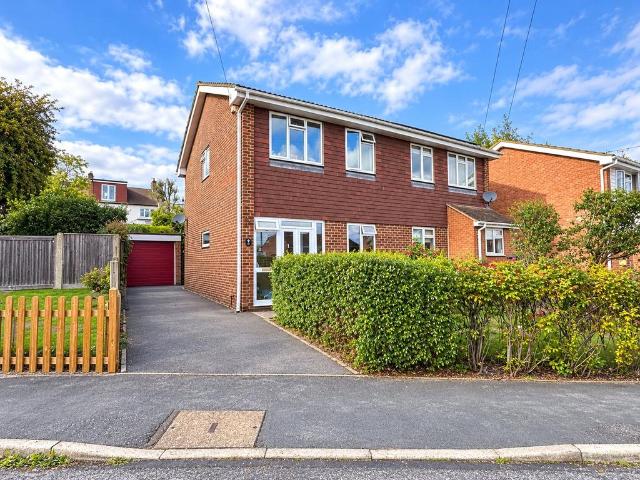 Rushden Way, Farnham, Surrey, GU9 3 bed semi detached house to rent £2,000 pcm £462 pw