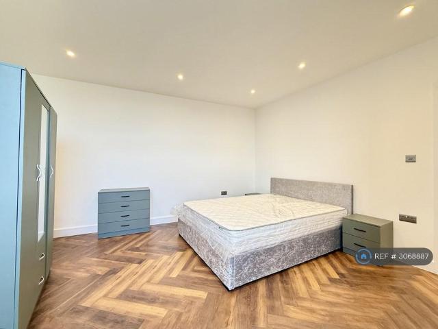 Rushey Green, London, SE6 2 bed flat to rent £2,200 pcm £508 pw