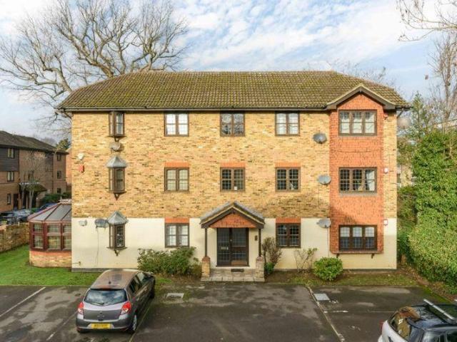 Rushmon Gardens, Walton On Thames 1 bed flat to rent £1,300 pcm £300 pw