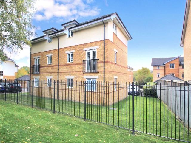 Rushmere Court, Ebberns Road, Hemel Hempstead, Hertfordshire HP3, 2 bed flat to rent, £1,500 pcm | PrimeLocation