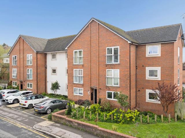 Ruskin Court, Oakridge Road, High Wycombe HP11, 2 bed flat to rent, £1,400 pcm | PrimeLocation