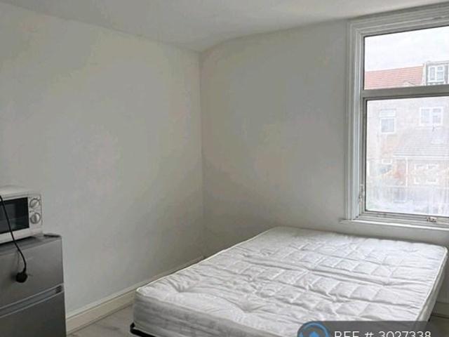 Ruskin Avenue, London, E12 1 bed in a house share to rent £1,200 pcm £277 pw