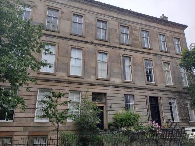 Ruskin Place, Glasgow, G12 3 bed flat to rent £3,750 pcm £865 pw