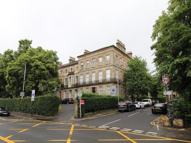 Ruskin Place, Glasgow, G12 3 bed flat to rent £3,000 pcm £692 pw