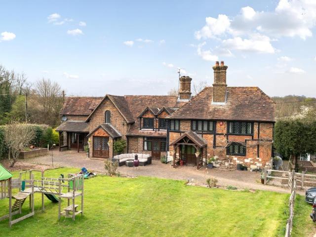 Rusper Road Crawley RH11 5 bed detached house to rent £4,000 pcm £923 pw