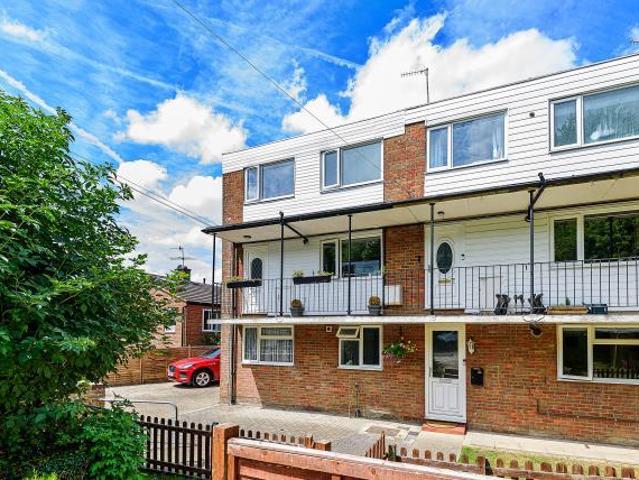 Russell Court, Chesham, HP5 2 bed flat to rent £1,600 pcm £369 pw