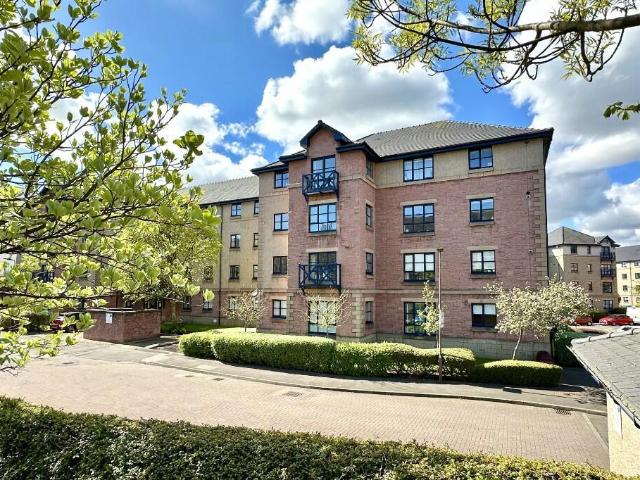 Russell Gardens, Edinburgh, EH12 5PP 2 bed flat to rent £1,450 pcm £335 pw